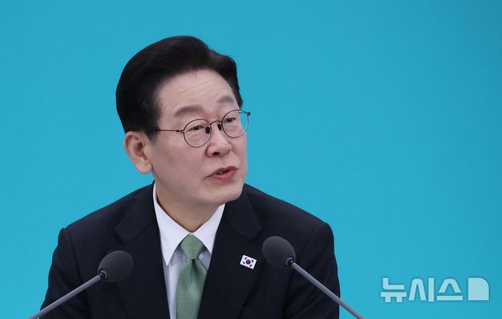 [청주=뉴시스] 고범준 기자 = 이재명 대통령이 지난 13일 충북 청주오스코에서 열린 '충북의 마음을 듣다' 타운홀미팅에서 발언하고 있다. (청와대통신사진기자단) 2026.03.1