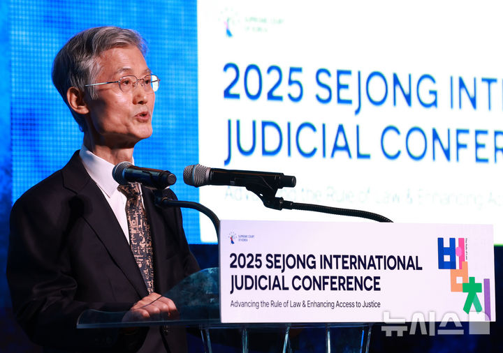 [서울=뉴시스] 이영환 기자 = 조희대 대법원장이 22일 오전 서울 중구 신라호텔에서 열린 2025 세종 국제 콘퍼런스에 참석해 축사를 하고 있다.2025.09.22.