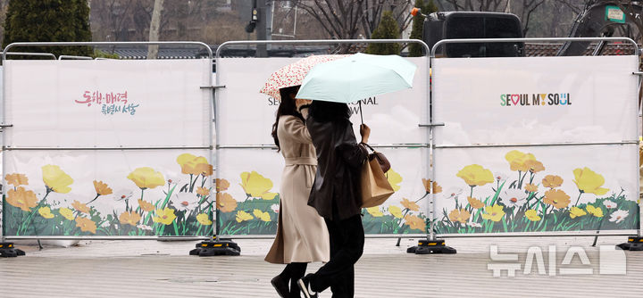 [서울=뉴시스] 최진석 기자 = 봄비가 내리는 15일 서울 중구 서울광장에서 시민들이 내리는 비를 맞으며 발걸음을 재촉하고 있다.2026.03.15.