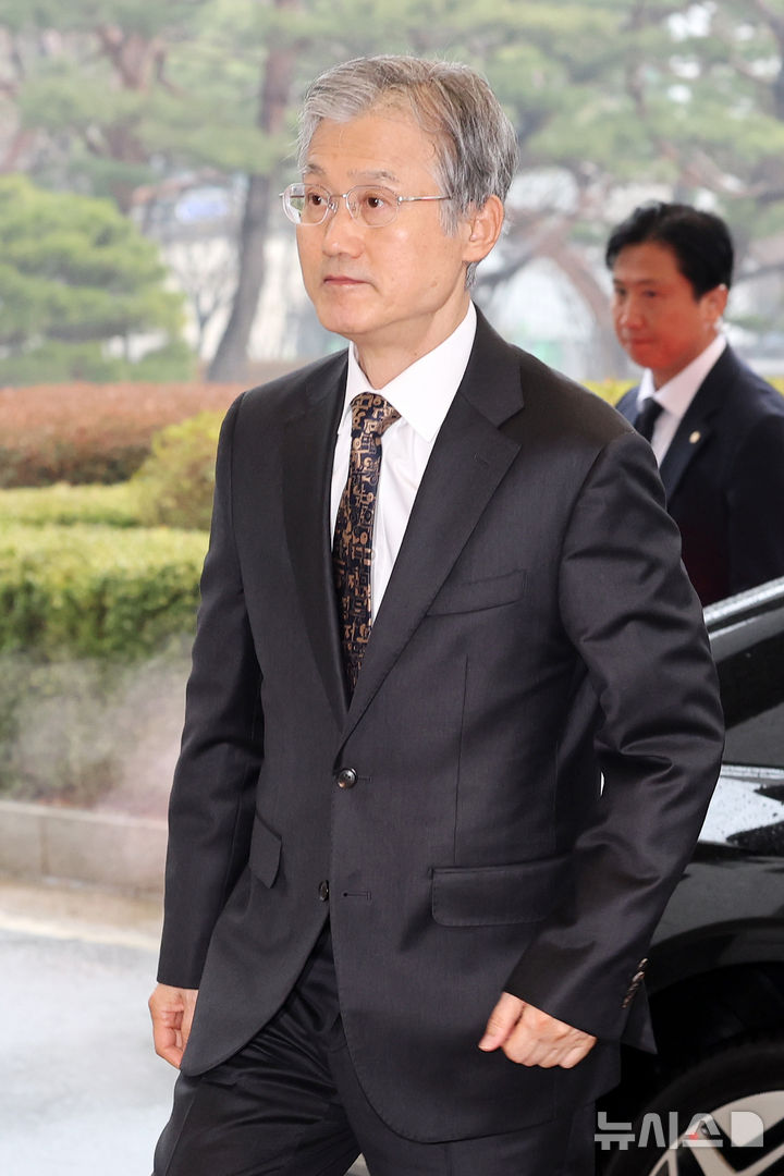[서울=뉴시스] 조성우 기자 = 조희대 대법원장이 18일 오전 서울 서초구 대법원으로 출근하고 있다.2026.03.18.