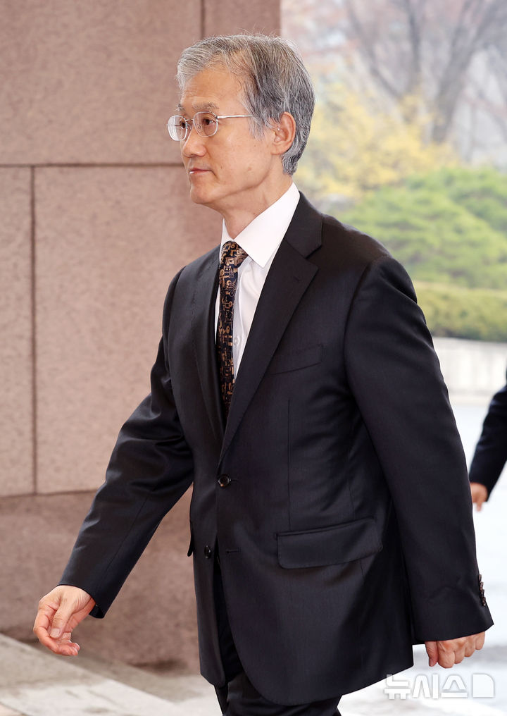 [서울=뉴시스] 조성우 기자 = 조희대 대법원장이 18일 오전 서울 서초구 대법원으로 출근하고 있다.2026.03.18.