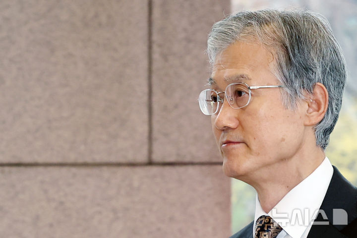 [서울=뉴시스] 조성우 기자 = 조희대 대법원장이 18일 오전 서울 서초구 대법원으로 출근하고 있다.2026.03.18.
