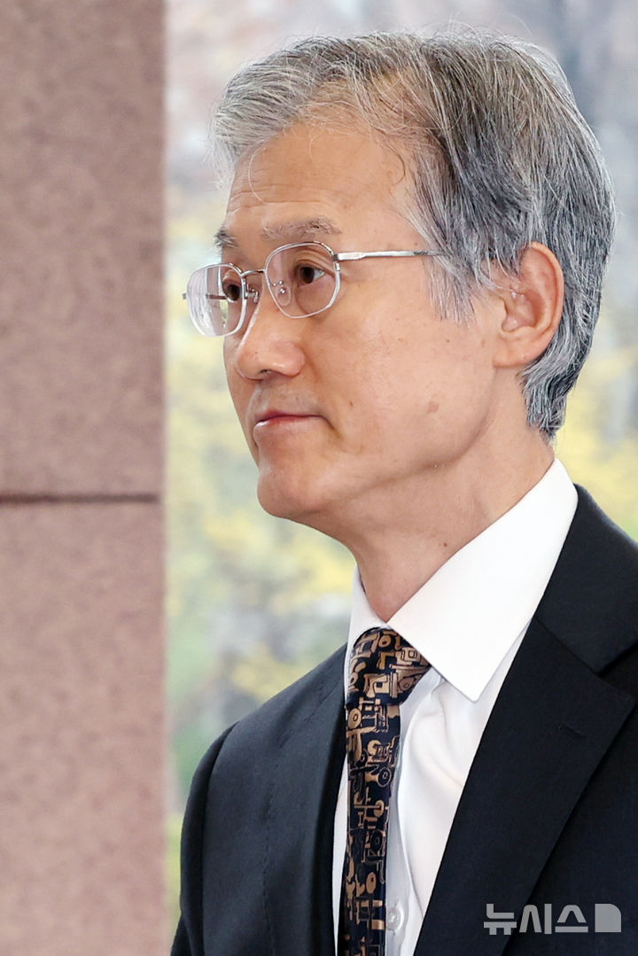 [서울=뉴시스] 조성우 기자 = 조희대 대법원장이 18일 오전 서울 서초구 대법원으로 출근하고 있다.2026.03.18.