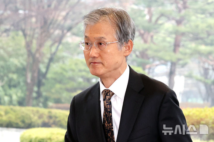 [서울=뉴시스] 조성우 기자 = 조희대 대법원장이 18일 오전 서울 서초구 대법원으로 출근하고 있다.2026.03.18.