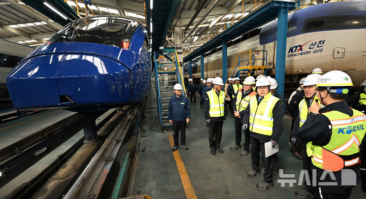 [인천=뉴시스] 전진환 기자 = 맹성규 국회 국토교통위원장, 박찬대 더불어민주당 의원이 19일 경기도 고양시 수도권철도차량정비단에서 인천발 KTX에 들어갈 신형 차량(EMU 320) 도입 계획과 철도 안전 전반을 확