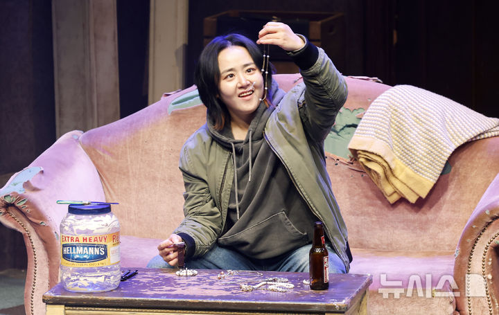 [서울=뉴시스] 김혜진 기자 = 연극 '오펀스' 트릿 역의 배우 문근영이 19일 서울 종로구 대학로 TOM에서 주요 장면 시연을 하고 있다.2026.03.19.