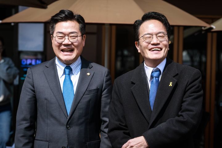 [서울=뉴시스]더불어민주당 박주민 서울시장 예비후보와 박찬대 인천시장 후보는 20일 서울 여의도의 한 중식당에서 오찬 회동을 가졌다. (사진=박주민 예비후보 측 제공) 2026.03.20. photo@newsis.c