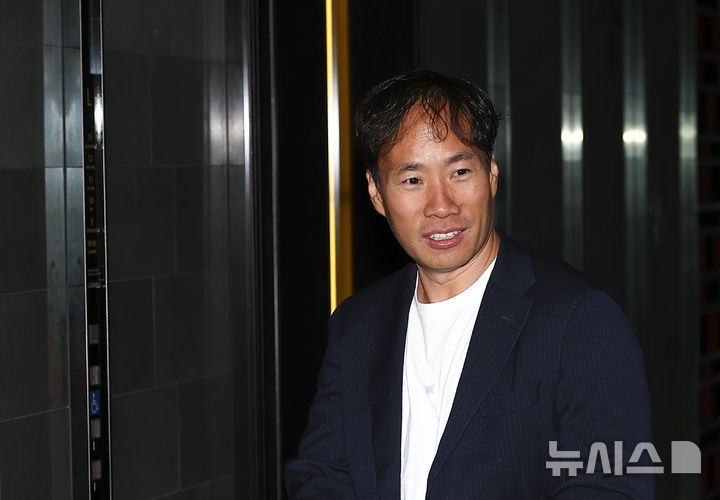 [서울=뉴시스] 김근수 기자 = 김성훈 업스테이지 대표가 19일 서울 시내의 한 호텔에서 리사 수 AMD 최고경영자(CEO)를 만나기 위해 이동하고 있다.2026.03.19.