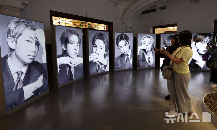 [서울=뉴시스] 권창회 기자 = 방탄소년단(BTS) 컴백 공연을 하루 앞둔 20일 서울 중구 신세계백화점 본점 내 BTS 컴백 팝업스토어에서 팬들이 관람하고 있다.2026.03.20.kch0523@newsis.c