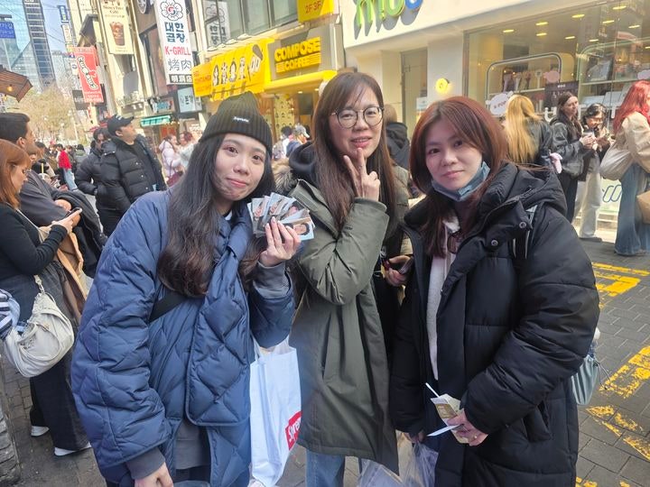 [서울=뉴시스] 강은정 기자= 21일 서울 중구 명동 A굿즈샵 앞에서 왼쪽부터 대만에서 온 멍제이(22)·조앤(29)·비키(26)씨가 방탄소년단(BTS) 포토카드를 들고 있다. 2