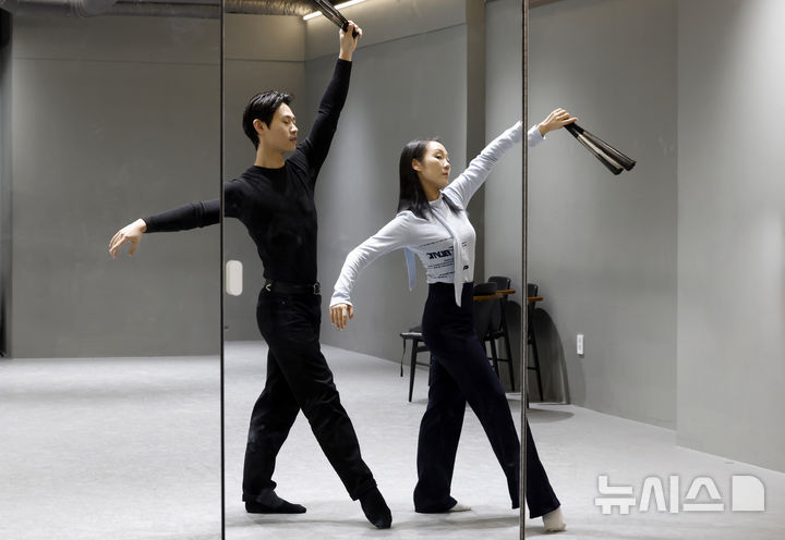 [서울=뉴시스] 김혜진 기자 = 윤별 예술감독(왼쪽),안무가 박소연이 17일 서울 서초구의 윤별발레컴퍼니 연습실에서 뉴시스와 인터뷰에 앞서 포즈를 취하고 있다.2026.03.17.