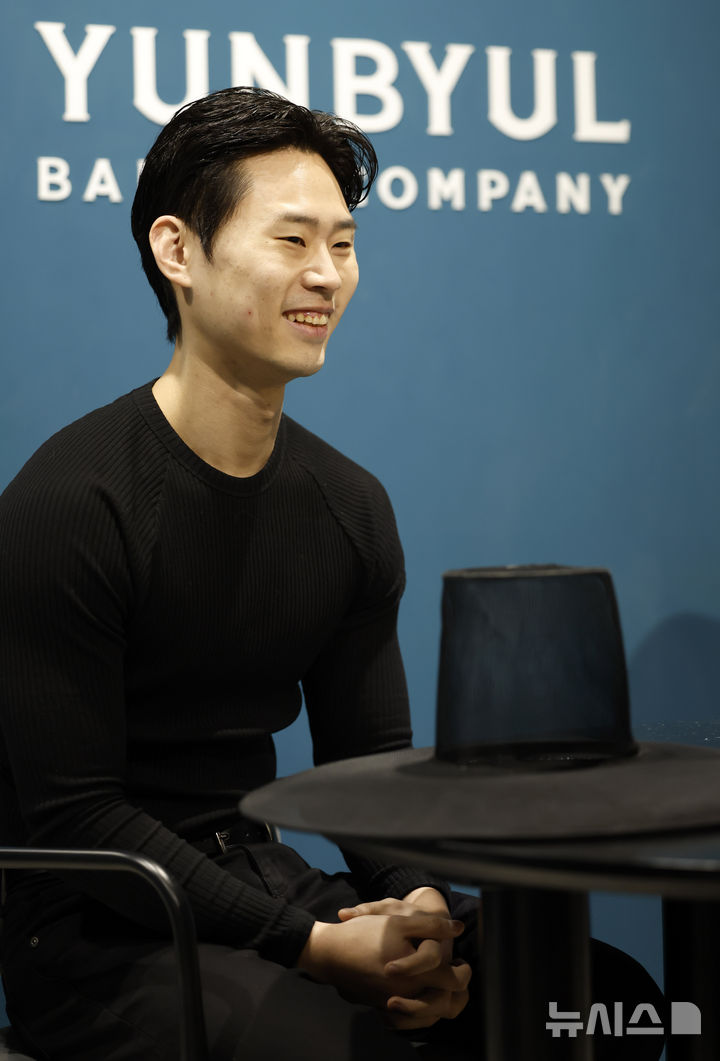 [서울=뉴시스] 김혜진 기자 = 윤별 예술감독이 17일 서울 서초구의 윤별발레컴퍼니 연습실에서 뉴시스와 인터뷰를 하고 있다.2026.03.17.