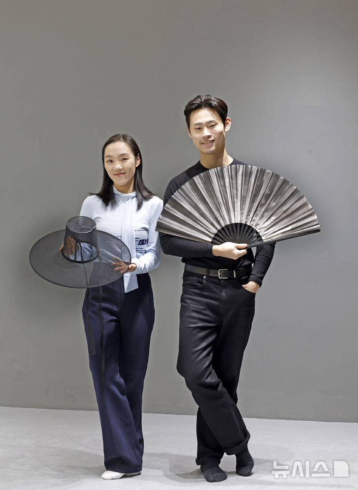 [서울=뉴시스] 김혜진 기자 = 안무가 박소연(왼쪽),윤별 예술감독이 17일 서울 서초구의 윤별발레컴퍼니 연습실에서 뉴시스와 인터뷰에 앞서 포즈를 취하고 있다.2026.03.17.