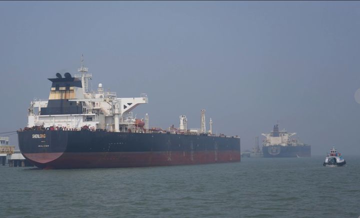 [뭄바이=AP/뉴시스] 사우디아라비아에서 원유를 싣고 호르무즈 해협을 통과한 라이베리아 국적의 유조선 선룽 수에즈 막스호가 12일 인도 뭄바이항에 입항하고 있는 모습이 포착됐다.2026.03.18.*재판매 및 D