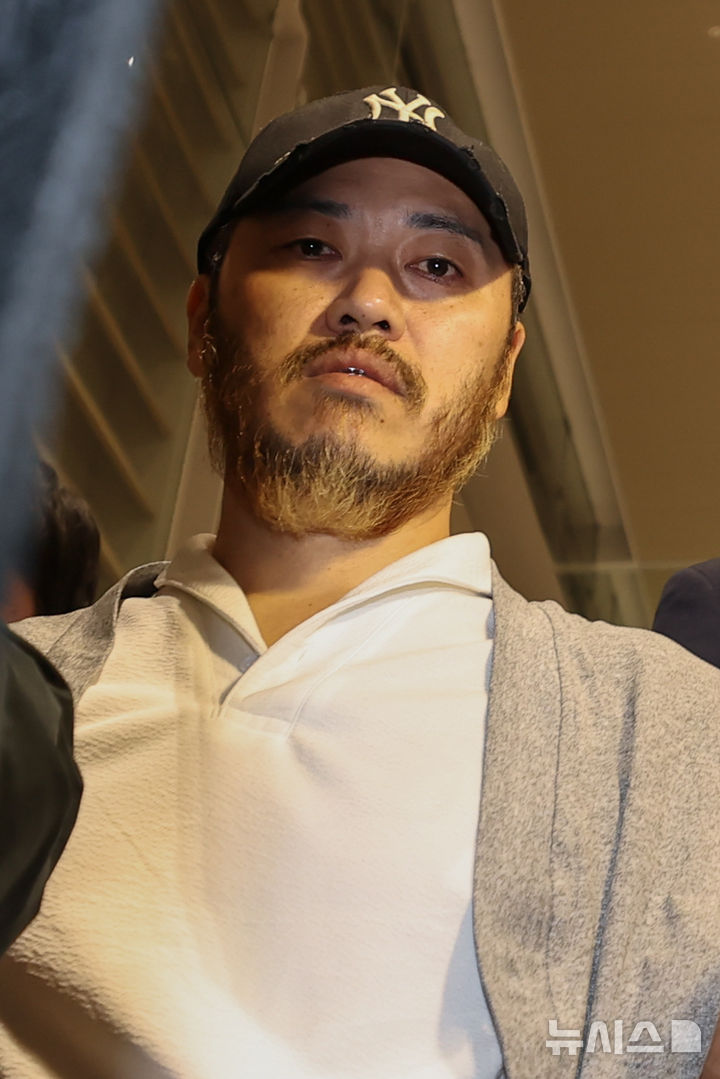 [인천공항=뉴시스] 정병혁 기자 = 필리핀에서 이른바 '전세계'라는 활동명으로 마약을 유통했던 박왕열 씨가 25일 인천국제공항 제2터미널을 통해 송환되고 있다. (공동취재) 2026.03.25. photo@newsi