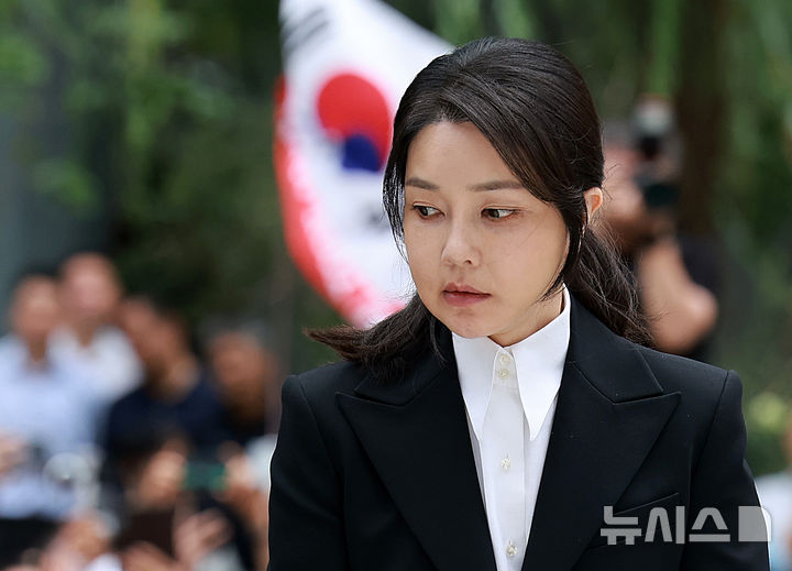 [서울=뉴시스] 이영환 기자 = 도이치모터스 주가조작 연루 의혹 등을 받는 김건희 여사가 지난해 8월6일 오전 서울 종로구 김건희 특검팀(특별검사 민중기)사무실에 피의자 신분으로 소환되고 있다.2026.03.26.