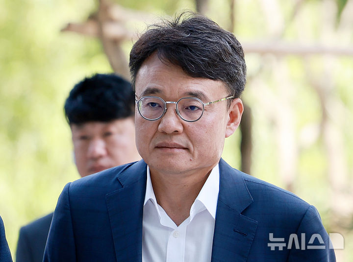 [서울=뉴시스] 이영환 기자 = 이봉관 서희건설 회장의 사위인 박성근 전 국무총리 비서실장이 지난해 9월2일 오후 서울 종로구 광화문 김건희 특검팀(특별검사 민중기)에 조사를 받기 위해 출석 하고 있다.2026.0