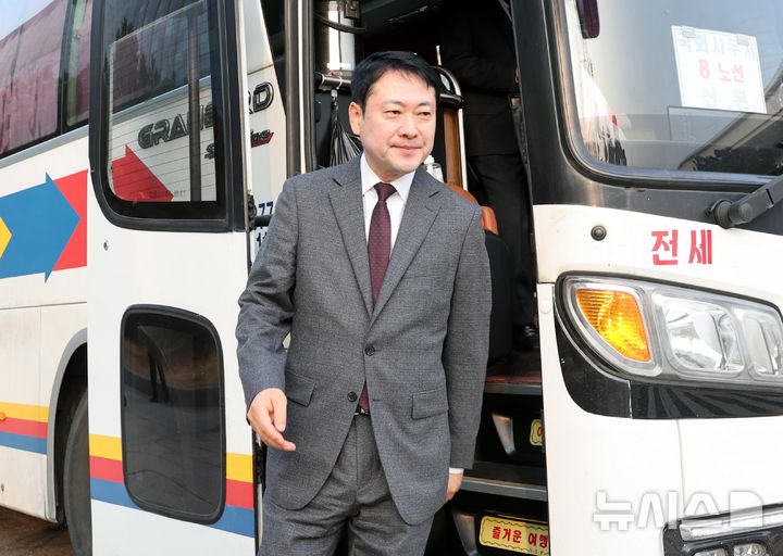 [서울=뉴시스] 조성봉 기자 = 장동혁 국민의힘 대표가 26일 오전 서울 여의도 국회에서 통근버스를 타고 출근하고 있다.(공동취재) 2025.03.26. photo@newsis.com.