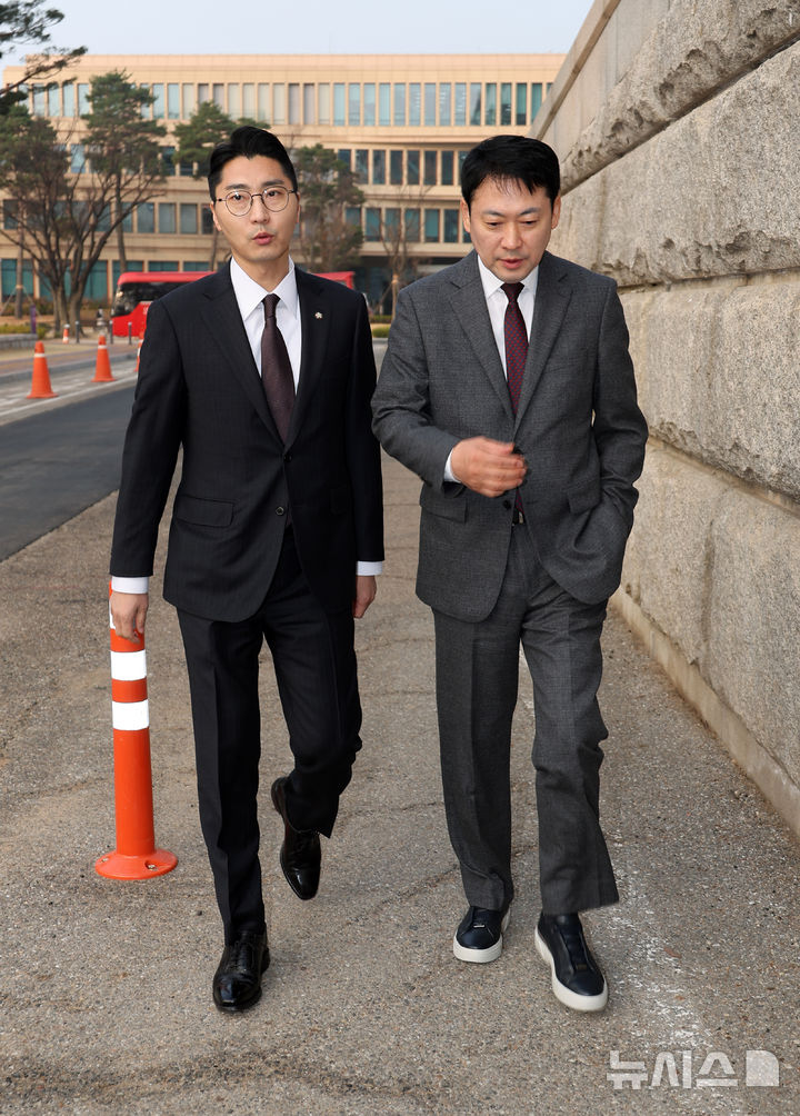 [서울=뉴시스] 조성봉 기자 = 장동혁 국민의힘 대표가 26일 오전 서울 여의도 국회에서 박준태 당대표 비서실장과 함께 출근하고 있다.(공동취재) 2025.03.26. photo@newsis.com.