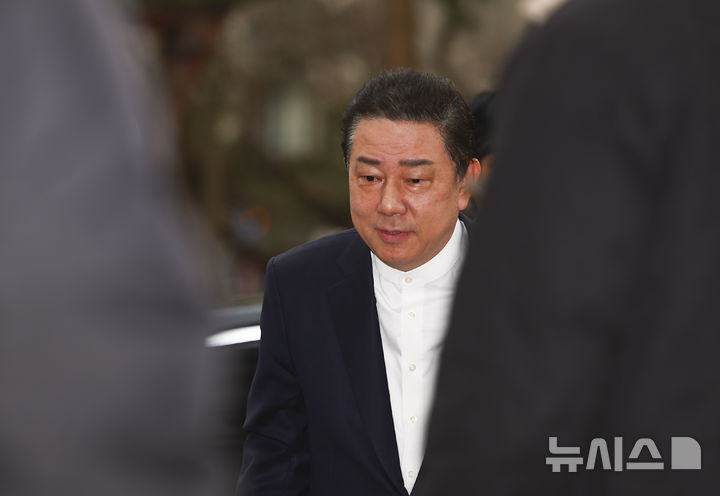 [서울=뉴시스] 김근수 기자 = 정치자금법 위반 등 각종 비위 의혹을 받는 김병기 무소속 의원이 11일 오전 서울 마포구 공공범죄수사대에서 열린 3차 피의자 조사에 출석하고 있다. 2026.03.11. ks@nave