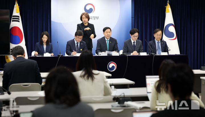 [서울=뉴시스] 김선웅 기자 = 구윤철 부총리 겸 재정경재부 장관이 지난 26일 서울 종로구 정부서울청사에서 관계부처와 합동브리핑을 열고 중동 전쟁에 따른 비상경제 대응방안을 발표하고 있다.왼쪽부터 김진아 외교부 