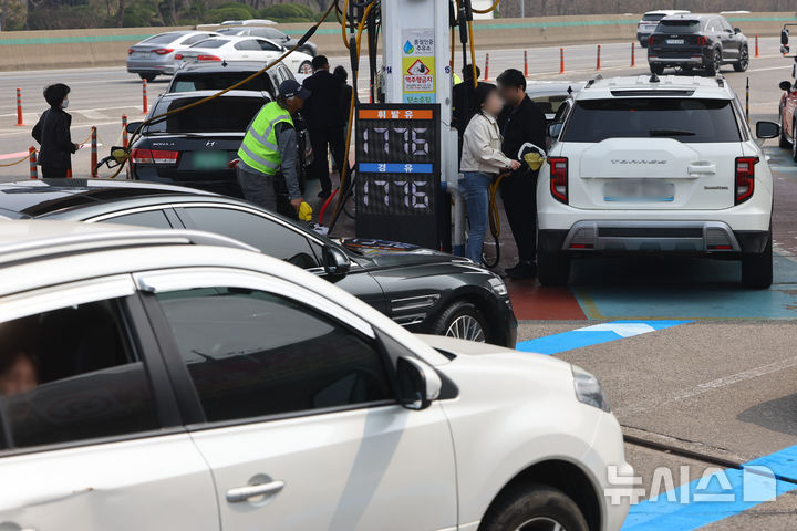 [서울=뉴시스] 황준선 기자 = 2차 석유 최고 가격제 시행 첫날인 27일 유가가 저렴한 서울 서초구 만남의 광장 주유소에 주유를 하려는 차량들이 대기하고 있다.정부는 전날 2차 최고가격제 고시를 통해 도매가격을 