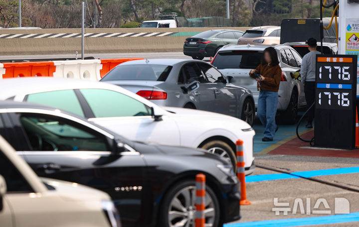 [서울=뉴시스] 황준선 기자 = 2차 석유 최고 가격제 시행 첫날인 지난 27일 유가가 저렴한 서울 서초구 만남의 광장 주유소에 주유를 하려는 차량들이 대기하고 있다.정부는 전날 2차 최고가격제 고시를 통해 도매가