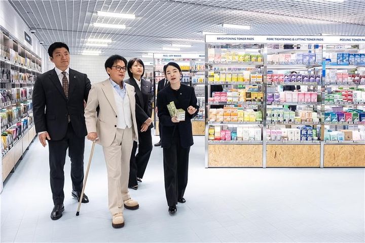 [서울=뉴시스] CJ그룹 이재현 회장이 그룹의 주요 경영진과 함께 26일 새롭게 문을 연 '올리브영 센트럴&