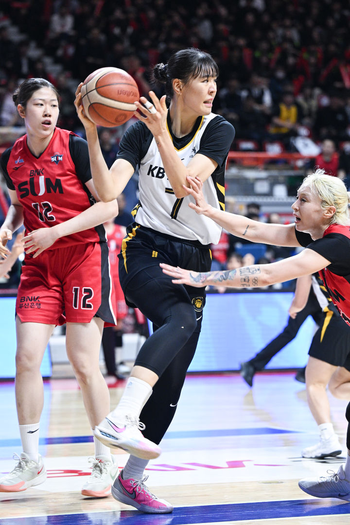 KB국민은행, 박지수·강이슬·허예은 삼각편대로 정규리그 우승! Kèo tài xỉu phân tích đỉnh cao