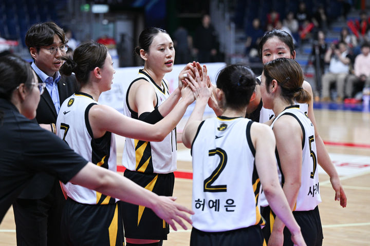 KB국민은행, 시즌 중반 열세 딛고 정상…3번째 통합 우승 도전