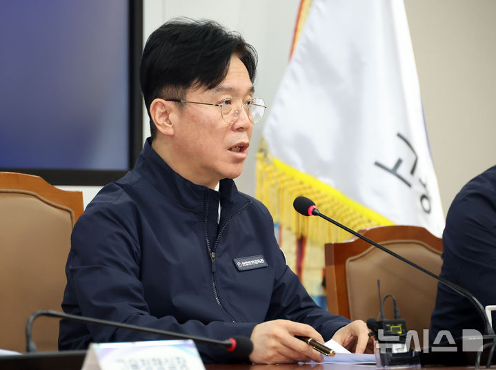 [세종=뉴시스] 강종민 기자 = 김영훈 고용노동부 장관이 지난 23일 세종시 정부세종청사에서 열린 중동 상황 및 대전 화재 관련 긴급 상황 점검회의에서 발언하고 있다. 2026.03.23. ppkjm@newsis.c