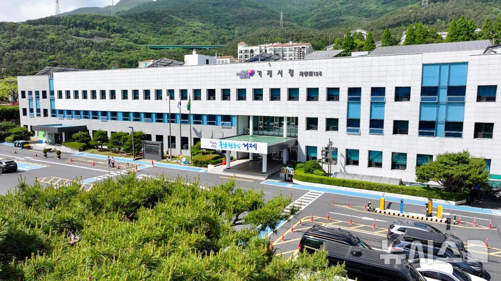 [거제=뉴시스] 신정철 기자= 경남 거제시가 31일,산업통상부 주관‘중소조선 함정 MRO 글로벌 경쟁력 강화 지원’공모사업에 최종 선정되어 총사업비 495억 원을 확보했다고 31일 밝혔다.사진은 거제시청 전경