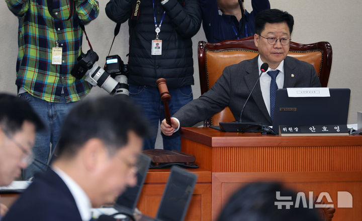 [서울=뉴시스] 김금보 기자 = 안호영 국회 기후에너지환경노동위원회 위원장이 지난 3월25일 오후 서울 여의도 국회에서 열린 전체회의에서 의사봉을 두드리고 있다.2026.03.25.