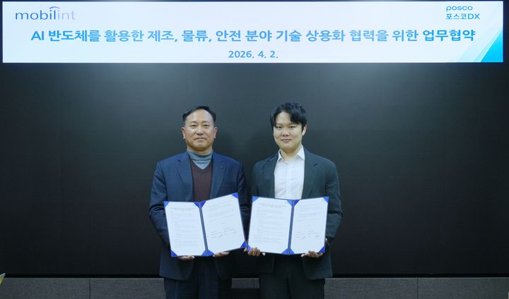 [서울=뉴시스] 조석주 포스코DX AX융합연구소장(왼쪽),신동주 모빌린트 대표가 포스코DX 판교사옥에서 AI반도체를 활용한 제조,<a href=
