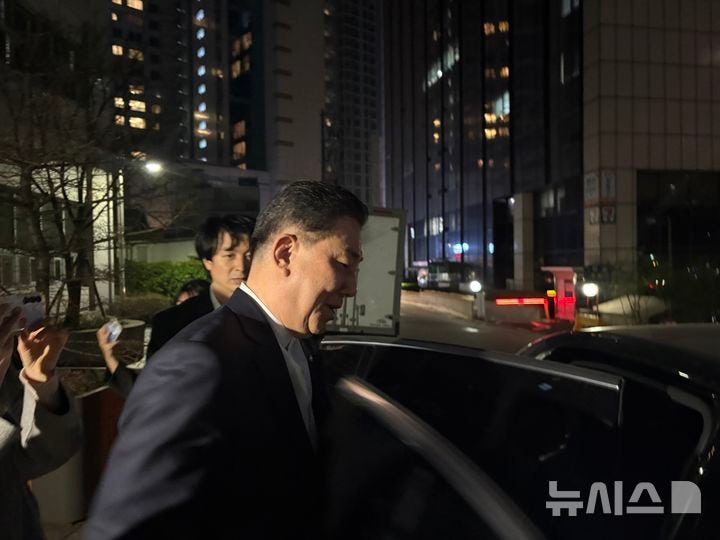 [서울=뉴시스]신유림 기자=13개 의혹을 받는 김병기 무소속 의원이 2일 오후 서울 마포구 서울경찰청 광역수사단에 출석해 5차 피의자 조사를 마친 뒤 귀가하고 있다. 2026.04