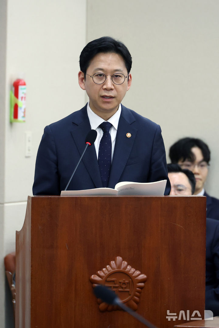 [서울=뉴시스] 고승민 기자 = 배경훈 부총리 겸 과학기술정보통신부 장관이 2일 서울 여의도 국회에서 열린 과학기술정보방송통신위원회 전체회의에서 제안설명을 하고 있다. 2026.04.02. kkssmm99@newsi
