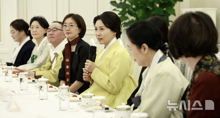 [서울=뉴시스] 최동준 기자 = 김혜경 여사가 2일 청와대에서 열린 한복생활 유네스코 등재추진단 차담회에서 인사말을 하고 있다. 2026.04.02. photocdj@newsis.com