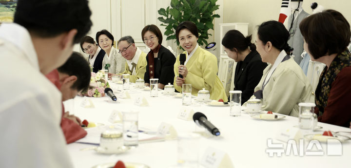[서울=뉴시스] 최동준 기자 = 김혜경 여사가 2일 청와대에서 열린 한복생활 유네스코 등재추진단 차담회에서 인사말을 하고 있다. 2026.04.02. photocdj@newsis.com