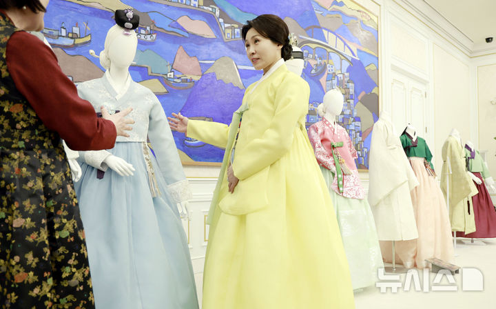 [서울=뉴시스] 최동준 기자 = 김혜경 여사가 2일 청와대에서 한복생활 유네스코 등재추진단 차담회에 앞서 전시된 한복에 대해 설명을 듣고 있다. 2026.04.02. photocdj@newsis.com