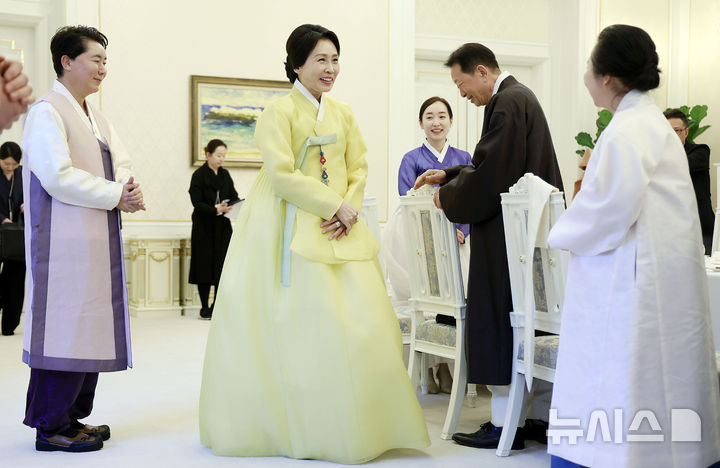 [서울=뉴시스] 최동준 기자 = 김혜경 여사가 2일 청와대에서 한복생활 유네스코 등재추진단 차담회에서 참석자들과 인사하고 있다. 2026.04.02. photocdj@newsis.com