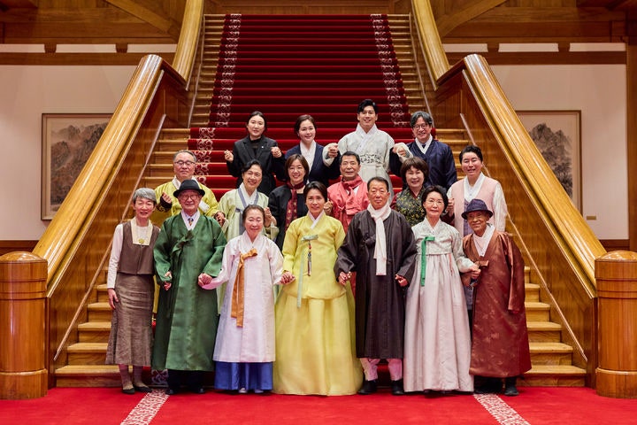 [서울=뉴시스] 최동준 기자 = 김혜경 여사가 2일 청와대에서 열린 한복생활 유네스코 등재추진단 차담회에서 참석자들과 기념촬영을 하고 있다. (사진=청와대 제공) 2026.04.02. photo@newsis.com 