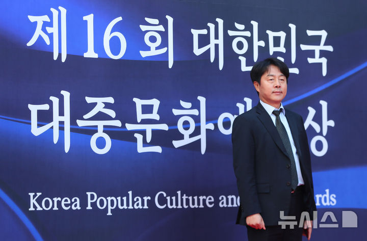 [서울=뉴시스] 김혜진 기자 = 이종규 한국뮤지컬협회 이사장이 23일 오후 서울 중구 국립극장에서 열린 제16회 대한민국 대중문화예술상에서 레드카펫을 밟고 있다. 2025.10.23. jini@newsis.com