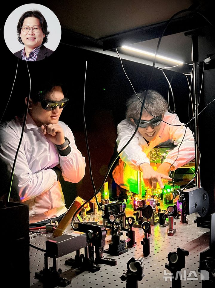 [포항=뉴시스] = 포스텍 물리학과·반도체공학과·융합대학원·반도체대학원 박경덕 교수 연구팀이 2차원 반도체의 '엑시톤(exciton)' 이동을 나노미터(10억분의 1m) 공간에서 정밀하게 제어해 애초보다 최대 830