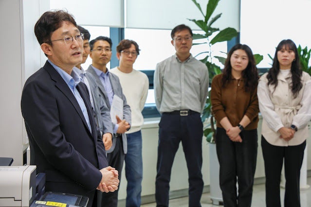 [서울=뉴시스] 박윤영 KT 대표가 3일 서부네트워크운용본부와 서부법인고객본부, KTcs 등 그룹사가 위치한 전남 광주 KT신안타워, KT광주타워를 방문했다. (사진=KT 제공) 2026.04.03. photo@ne