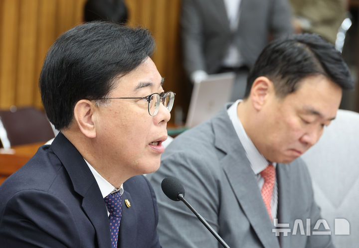 [서울=뉴시스] 김금보 기자 = 송언석 국민의힘 원내대표가 지난달 31일 오전 서울 여의도 국회에서 열린 원내대책회의에서 발언을 하고 있다. 2026.03.31. kgb@newsi