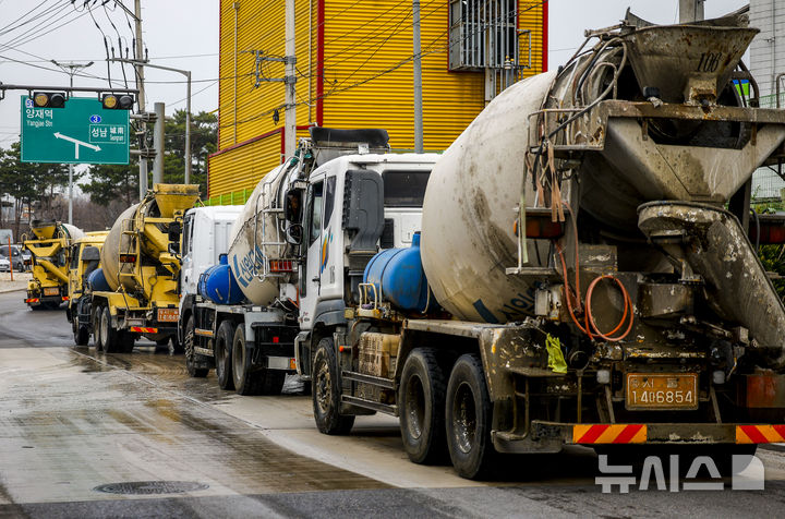 [서울=뉴시스] 정병혁 기자 = 중동사태 장기화로 석유화확 원료인 나프타 재고가 급감하며 건설업계도 예의주시를 하고 있는 가운데 30일 서울의 레미콘 공장에서 믹서트럭이 이동하고 