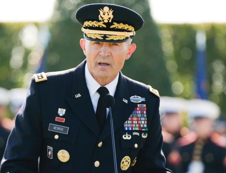 미국 육군 제복을 입고 연설하는 육군참모총장