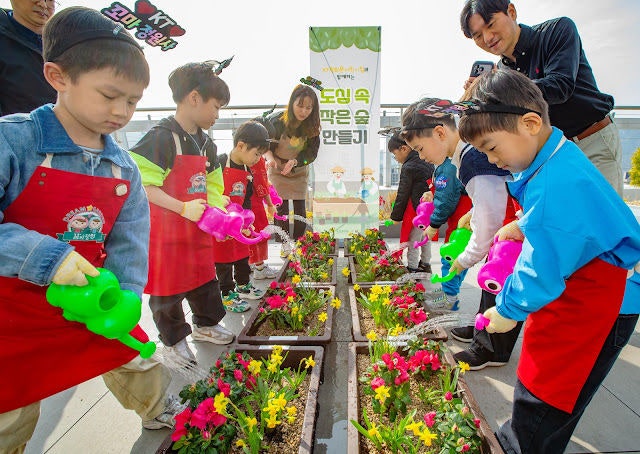 [서울=뉴시스] KT는 지난 3일 서울 광화문 WEST빌딩 옥상에서 KT 광화문 어린이집 원아와 학부모가 참여하는 '옥상 숲 만들기' 활동을 진행했다고 5일 밝혔다. (사진=KT 제공) 2026.04.05. phot