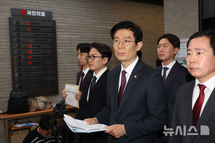 [서울=뉴시스] 고승민 기자 = 조정훈 국민의힘 의원이 31일 서울 여의도 당사에서 공천헌금 의혹 등 신상 관련 기자회견을 하고 있다. 2026.03.31. kkssmm99@new