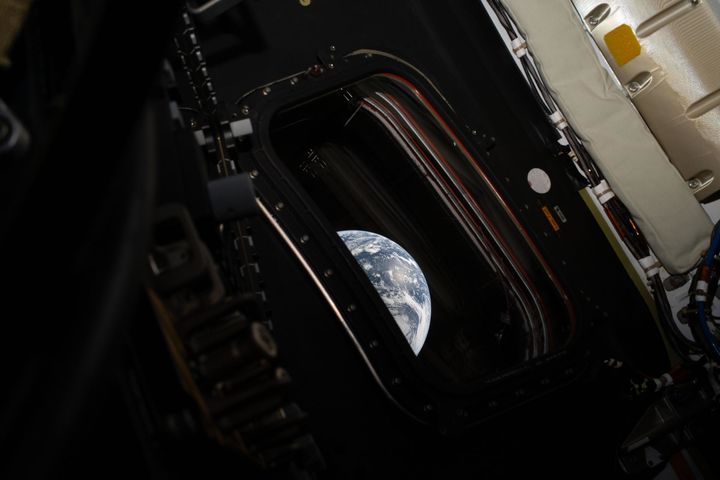 NASA 우주비행사이자 아르테미스 2호 사령관인 리드 와이즈먼이 2026년 4월 2일 달관 사출 연소를 완료한 후 오리온 우주선 창문에서 촬영한 지구의 모습. (사진=NASA) *재판매 및 DB 금지